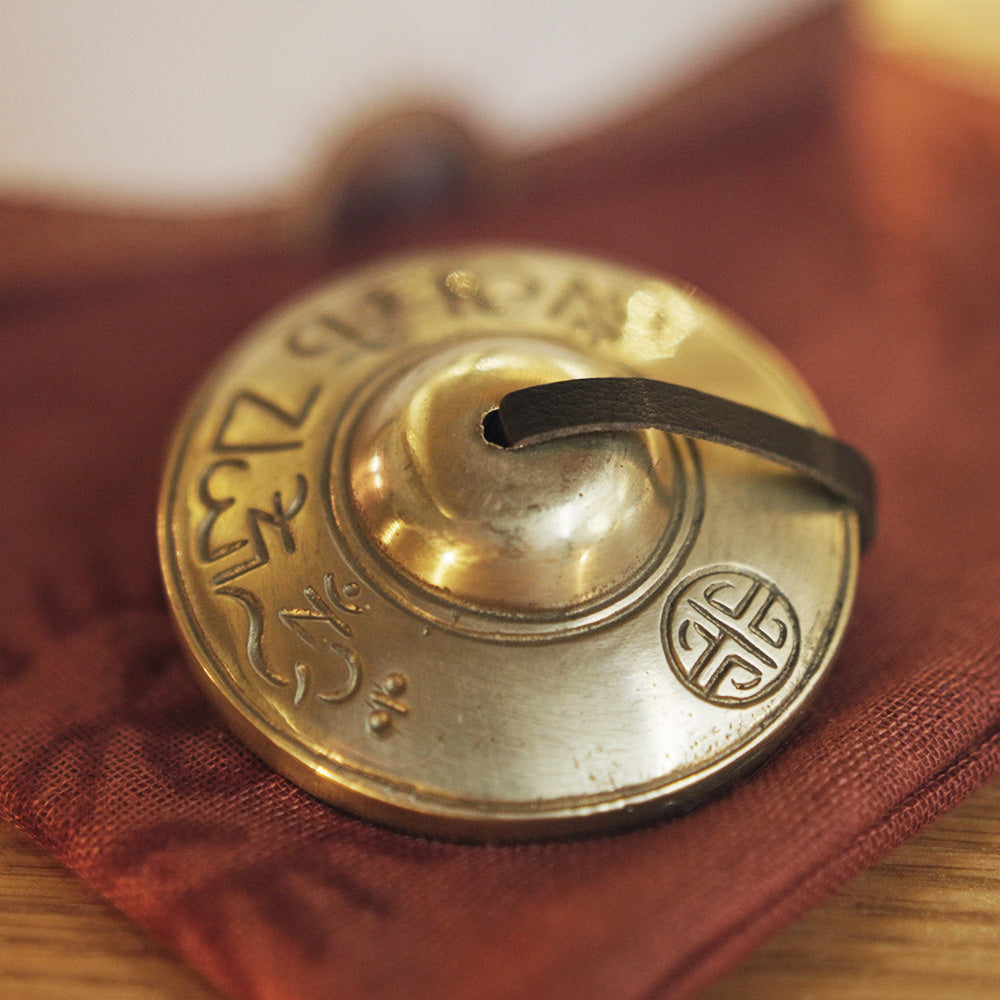 TINGSHA TIBETANA MANTRA SÍMBOLO DE LA FORTUNA MEDIANA (7,5 CM)