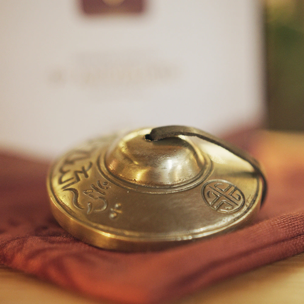 TINGSHA TIBETANA MANTRA SÍMBOLO DE LA FORTUNA MEDIANA (7,5 CM)