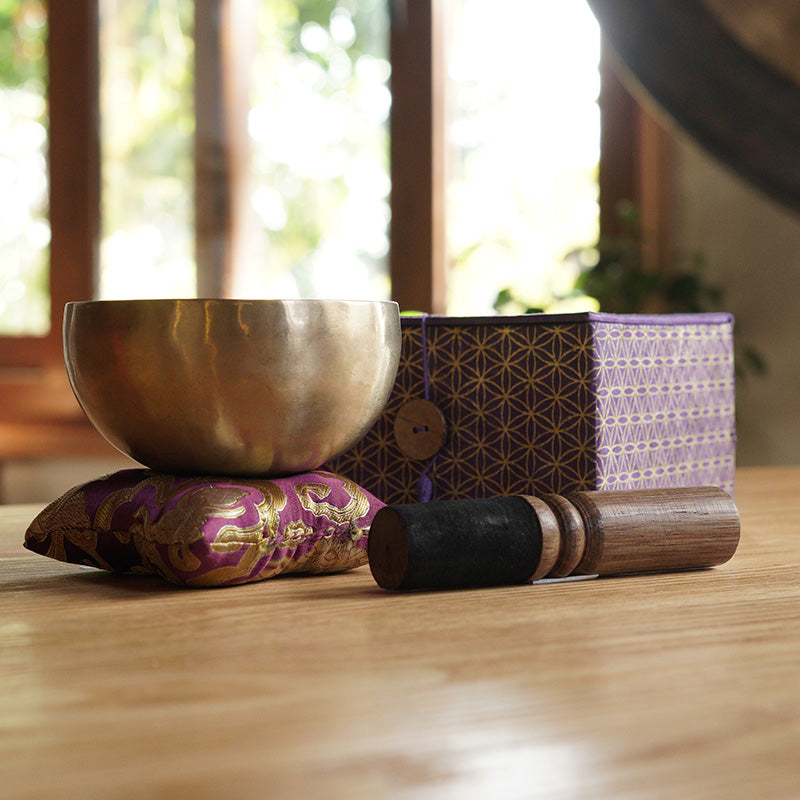 OMM BOX "SAHASRARA" + CUENCO CLÁSICO (9 -10 CM)