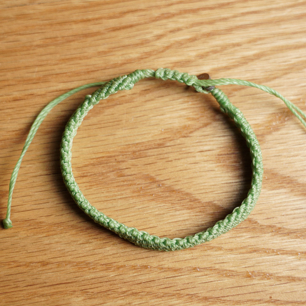 PULSERA AJUSTABLE TRENZADA HILO ENCERADO “BOSQUE ANCESTRAL”