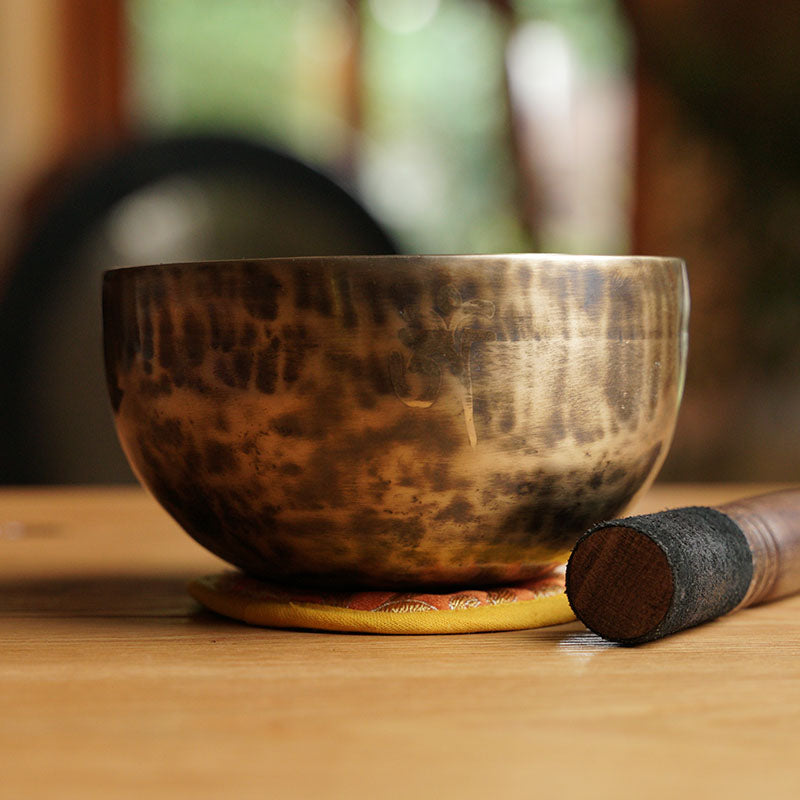 CUENCO TIBETANO DE PERCUSIÓN CLÁSICO (DO# - 16,5 CM)