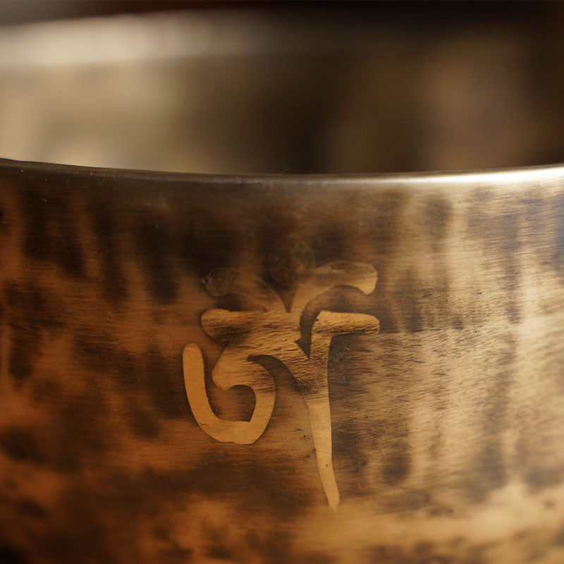 CUENCO TIBETANO DE PERCUSIÓN CLÁSICO (MI - 14 CM)