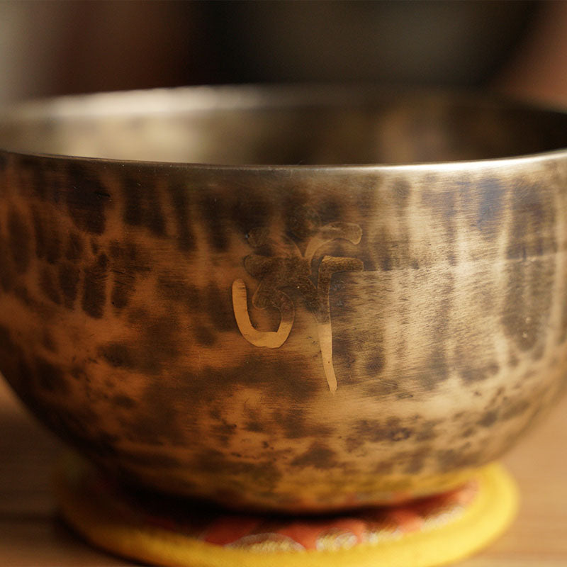 CUENCO TIBETANO DE PERCUSIÓN CLÁSICO (RE# - 14 CM)