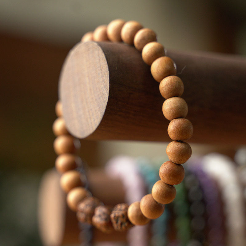 PULSERA ELÁSTICA MADERA Y SEMILLA DE RUDRAKSHA (8 MM)