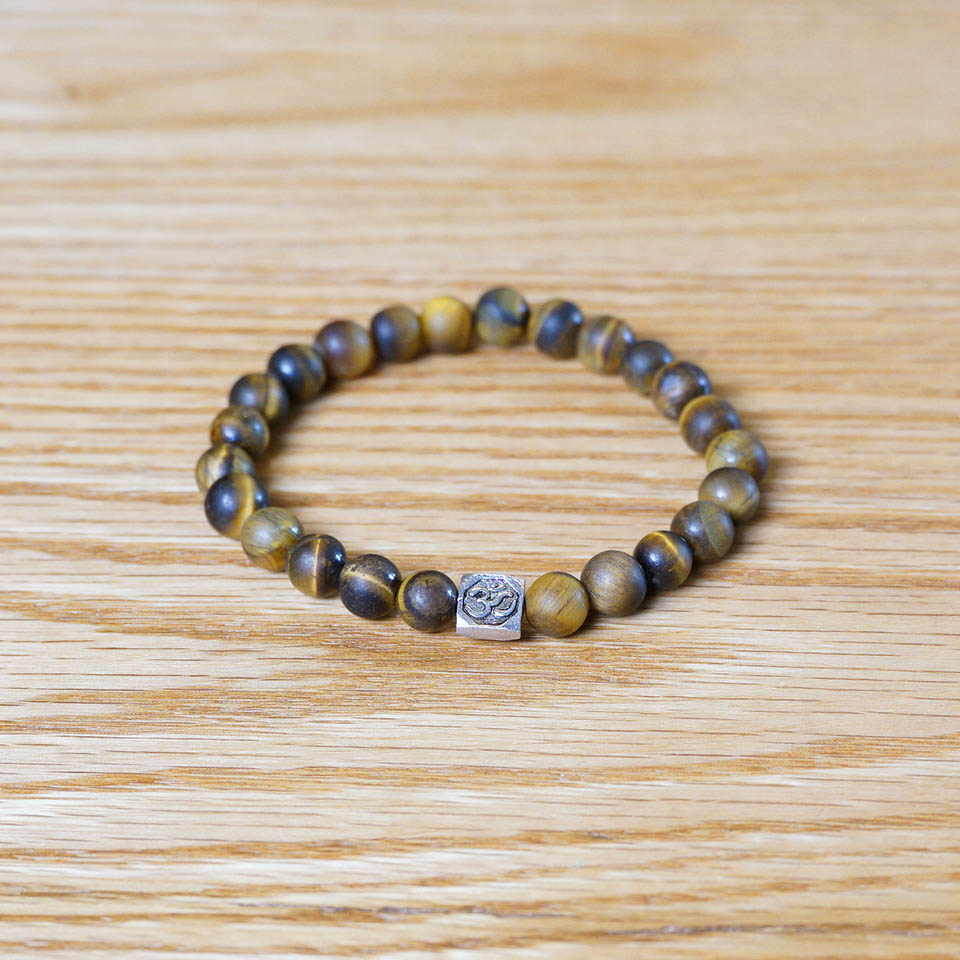 PULSERA ELÁSTICA OJO DE TIGRE MATE (8 MM) + OM PLATA 925