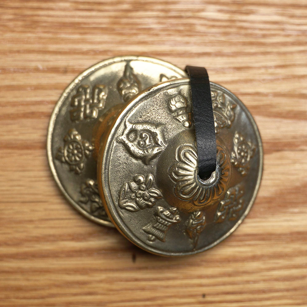 TINGSHA TIBETANA SÍMBOLOS SAGRADOS PEQUEÑA (6,5 CM)