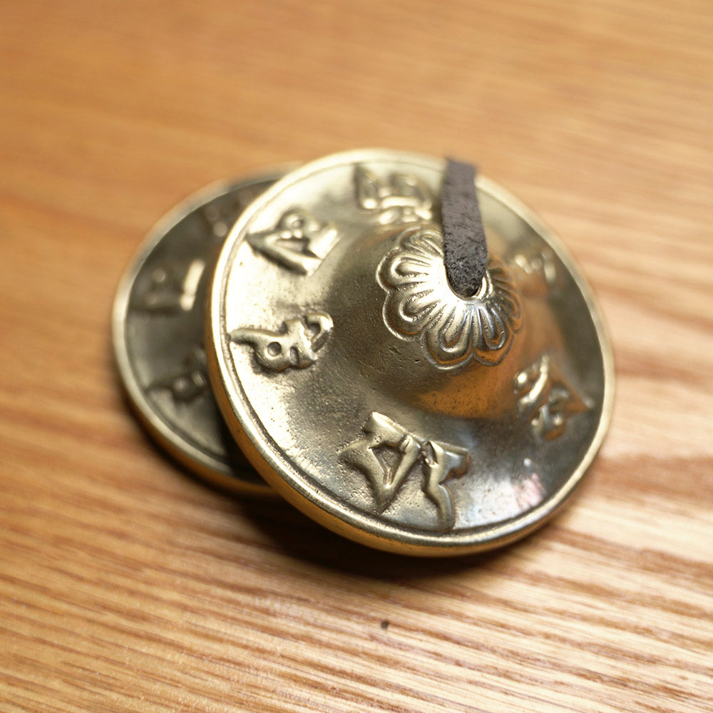 TINGSHA TIBETANA MANTRA MEDIANA (7,5 cm)