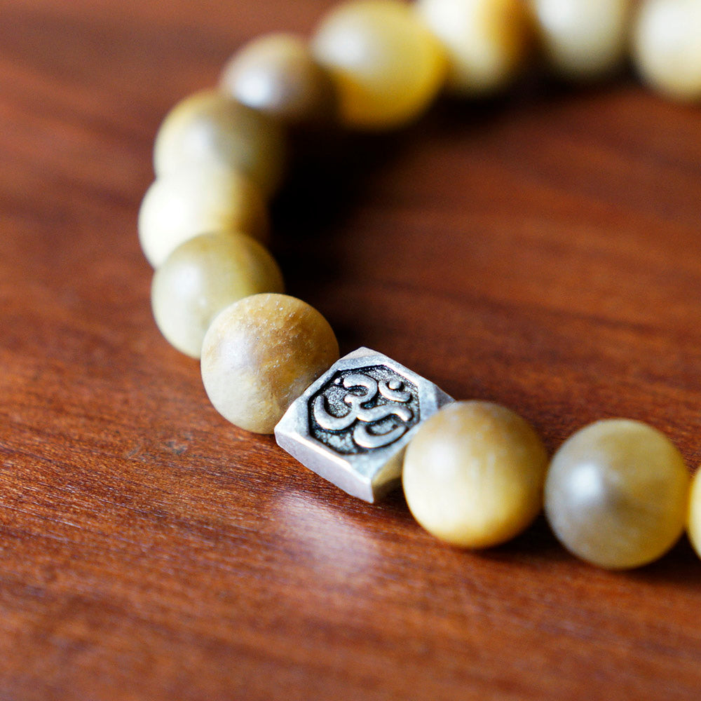 PULSERA ELÁSTICA OJO DE TIGRE DORADO MATE (8 MM) + OM PLATA 925