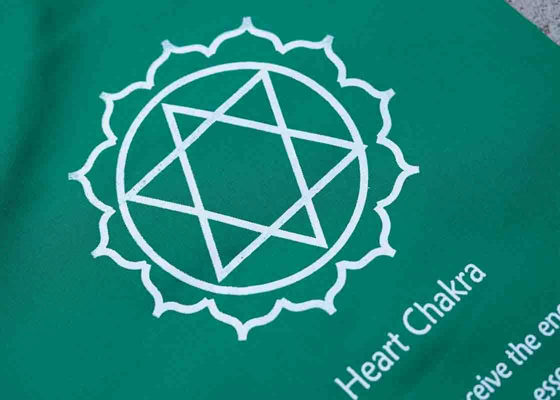 Bandera de los 7 chakras - Cuencos Tibetanos Cuencos Cuencos de Cuarzo Nepal Cuencos Cantores Cuarzos Sonoterapia Japamala Pulseras Banderas de Oracion Tingshas Campanas