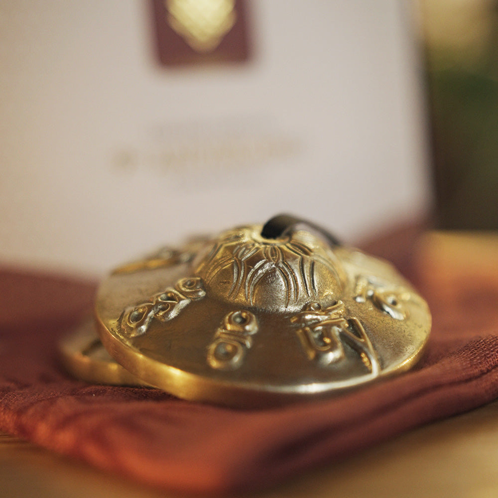 TINGSHA TIBETANA MANTRA MEDIANA (7,5 CM)