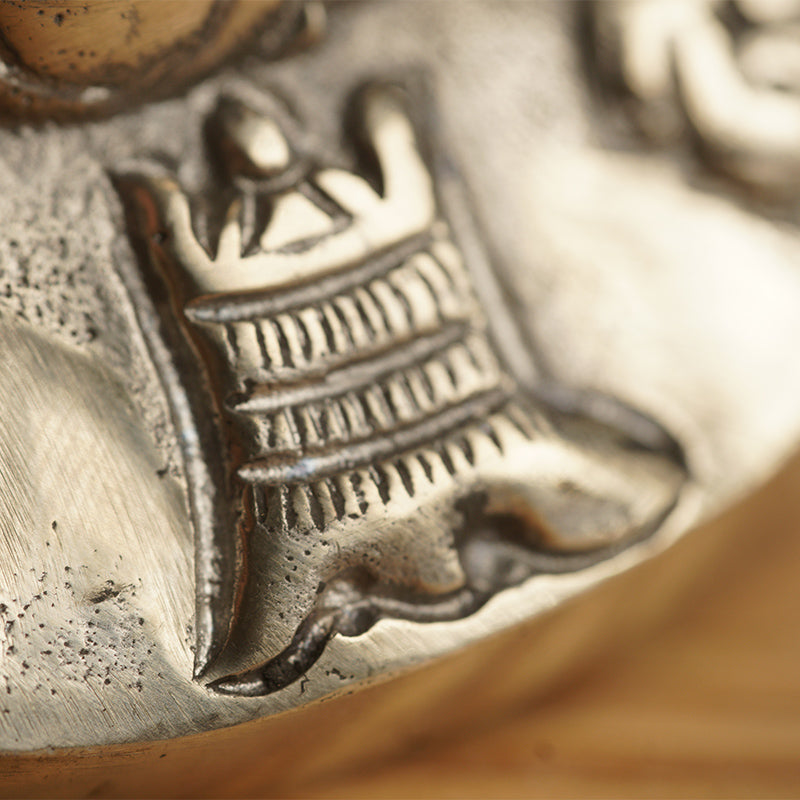 TINGSHA TIBETANA SÍMBOLOS SAGRADOS MEDIANA (7,5 CM)