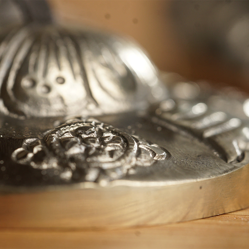 TINGSHA TIBETANA SÍMBOLOS SAGRADOS MEDIANA (7,5 CM)