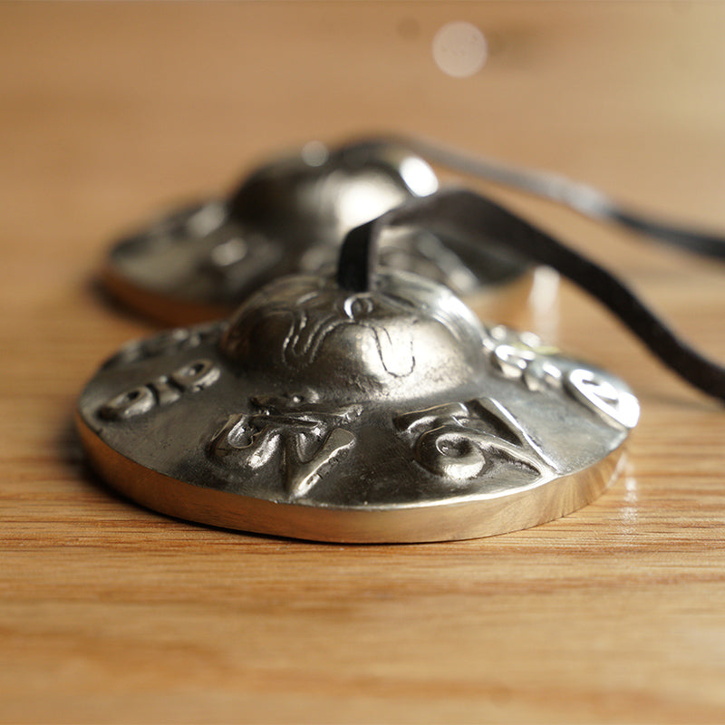 TINGSHA TIBETANA MANTRA MEDIANA (7,5 cm)