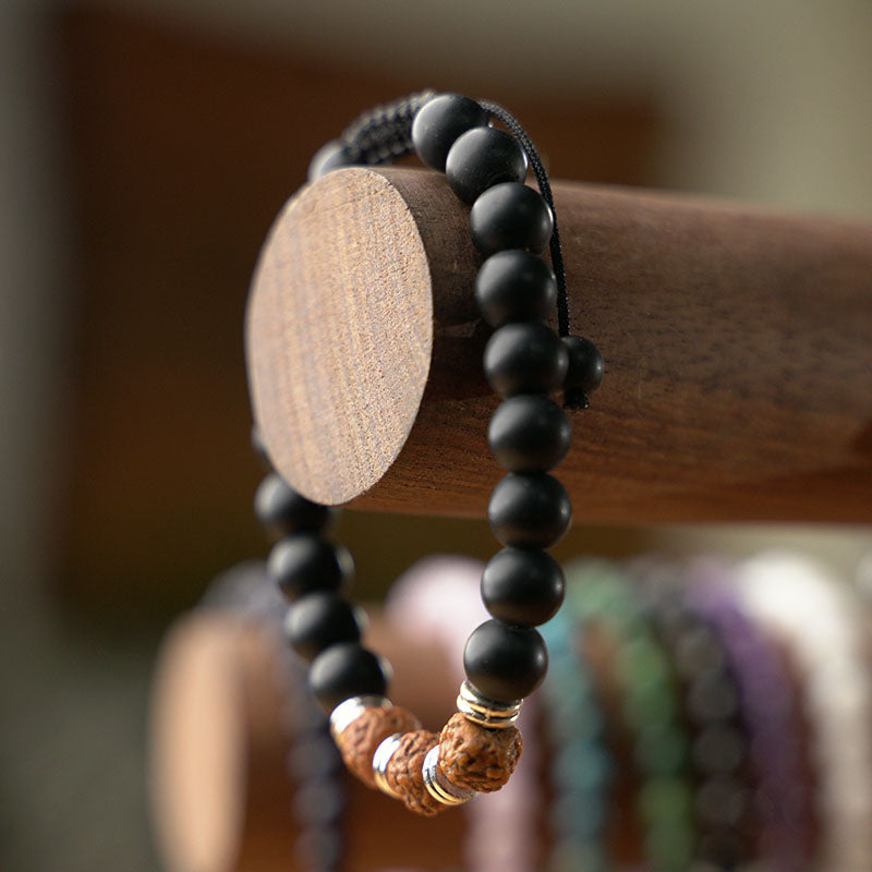 PULSERA AJUSTABLE SHALIGRAM Y RUDRAKSHA DETALLE PLATEADO (8 MM)