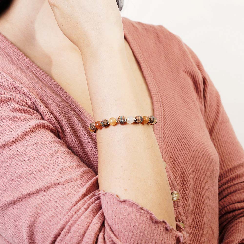 PULSERA AJUSTABLE SEMILLA DE RUDRAKSHA Y CORNALINA (8 MM)