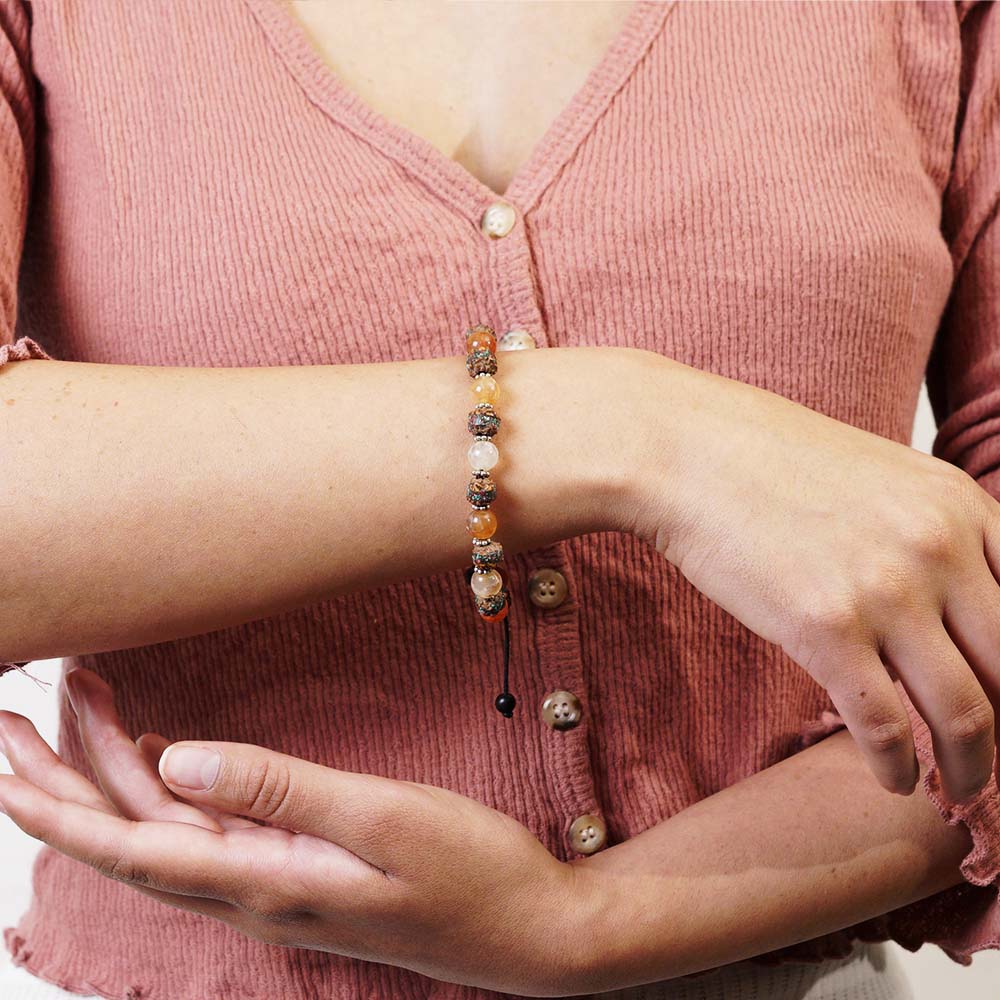 PULSERA AJUSTABLE SEMILLA DE RUDRAKSHA Y CORNALINA (8 MM)