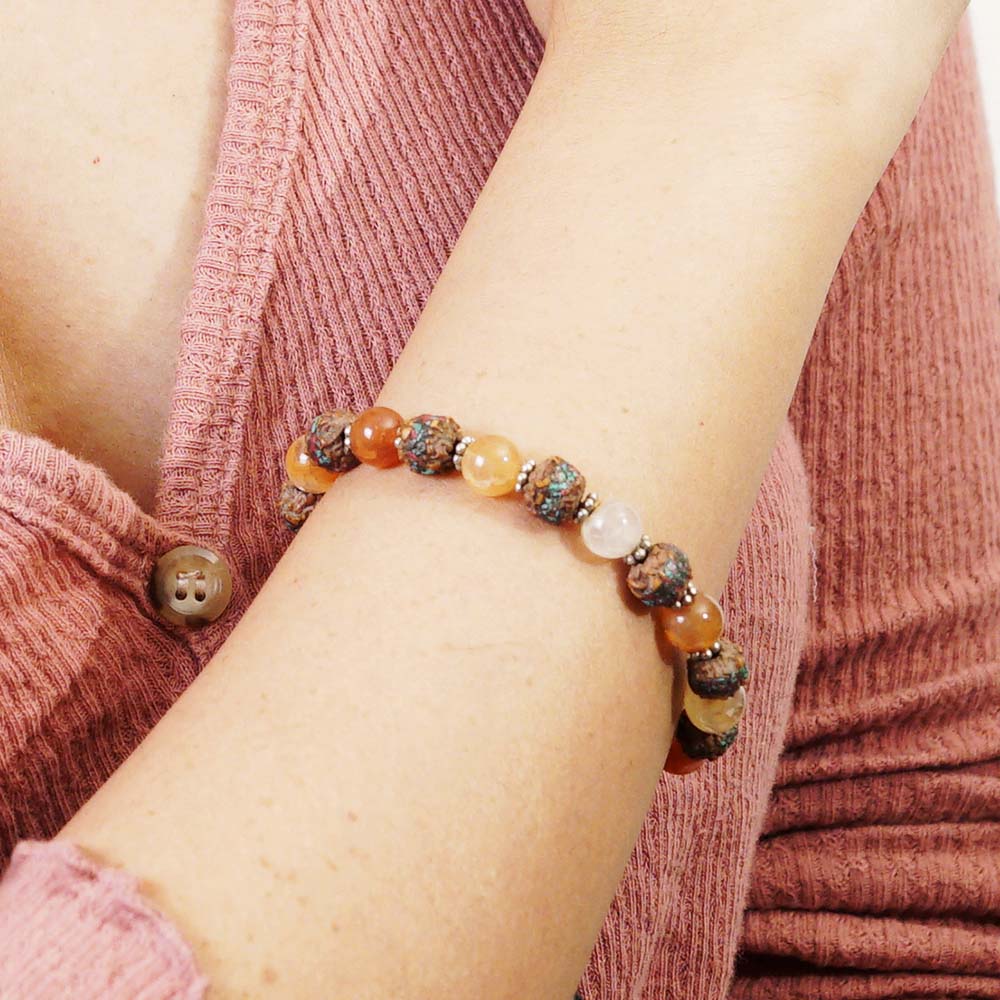 PULSERA AJUSTABLE SEMILLA DE RUDRAKSHA Y CORNALINA (8 MM)