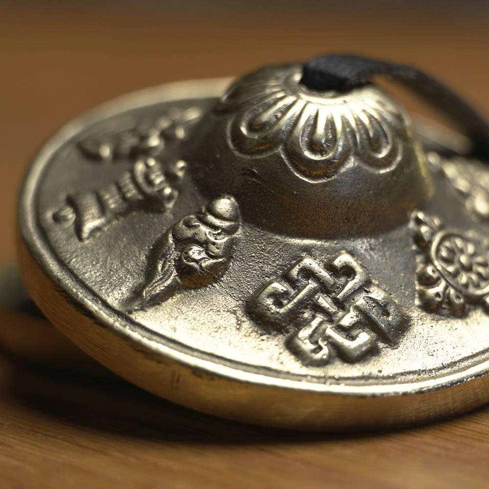 TINGSHA TIBETANA SÍMBOLOS SAGRADOS MEDIANA (7,5 CM)