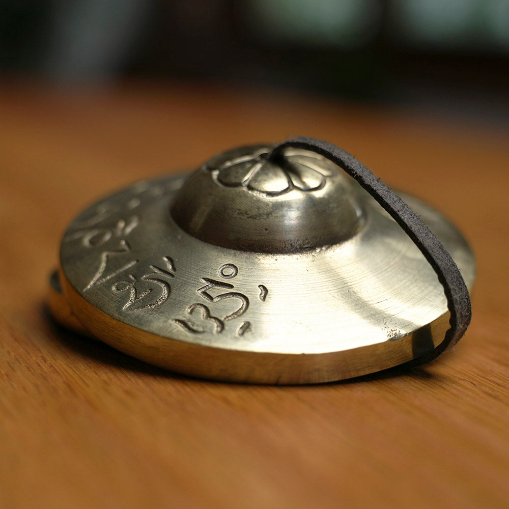TINGSHA TIBETANA MANTRA SÍMBOLO DE LA FORTUNA PEQUEÑA (7 CM)