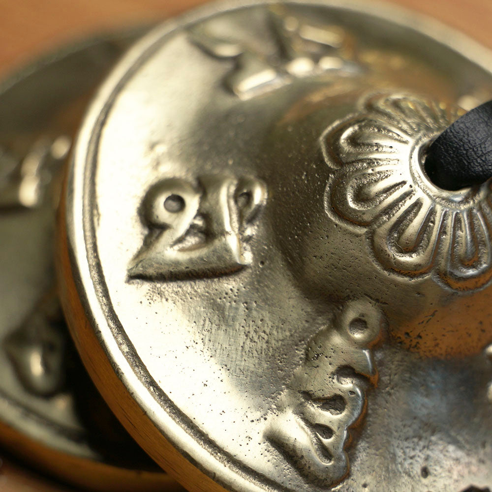 TINGSHA TIBETANA MANTRA PEQUEÑA (6,5 CM)