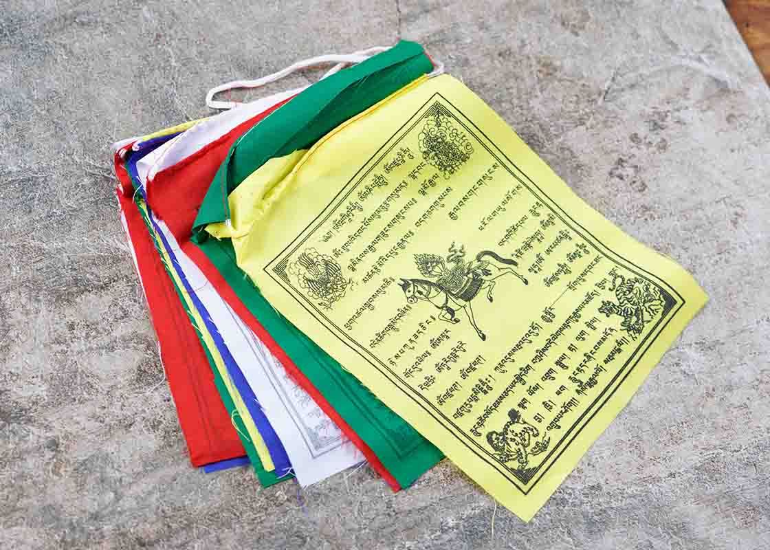 Bandera de oración grande "Caballo de Viento" - Cuencos Tibetanos Cuencos Cuencos de Cuarzo Nepal Cuencos Cantores Cuarzos Sonoterapia Japamala Pulseras Banderas de Oracion Tingshas Campanas